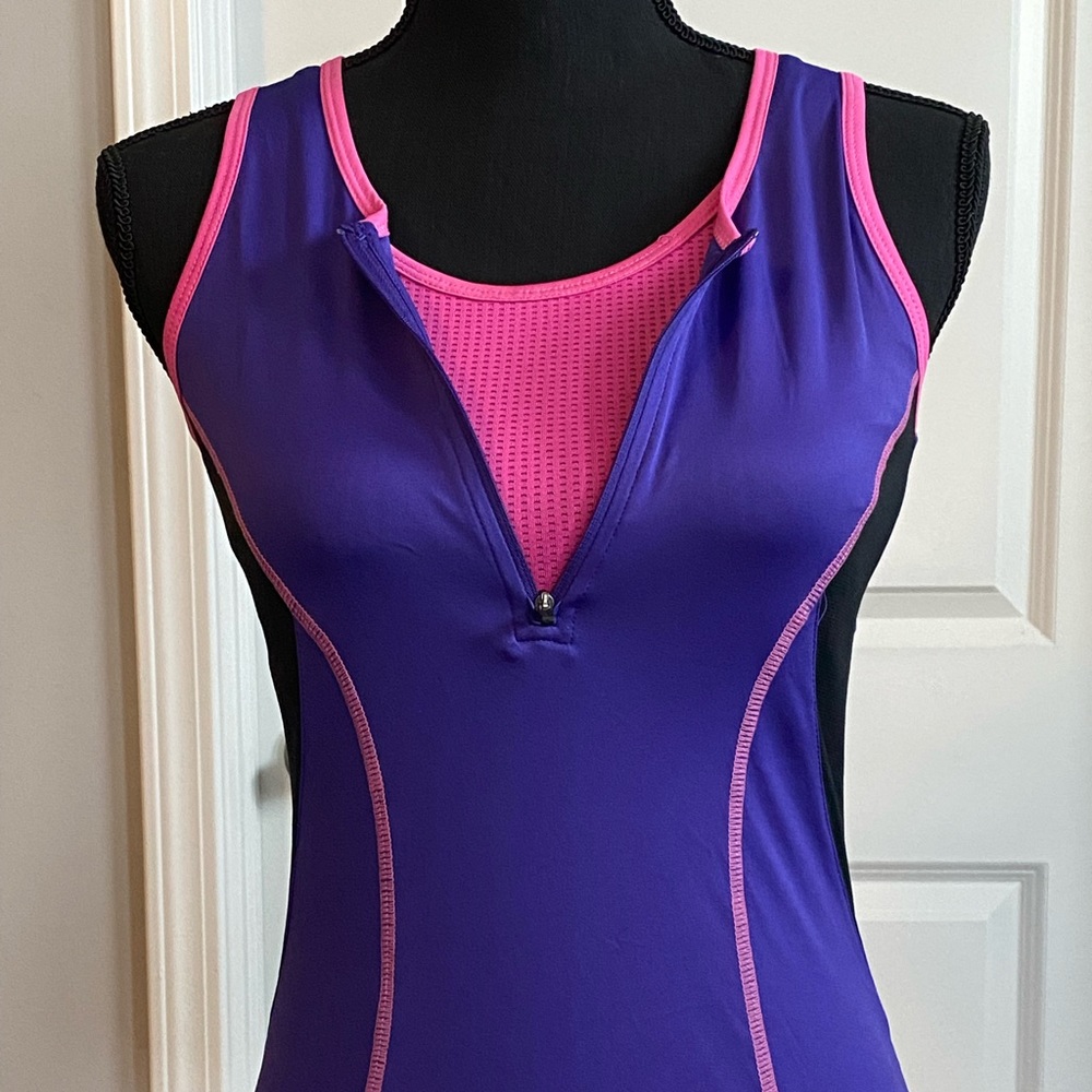 Nishiki cycling tank. Attached mesh shelf bra. Back pocket. Stayput waistband.
